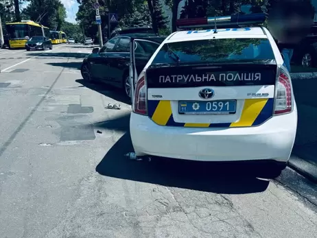 В Киеве патрульное авто попало в ДТП, один полицейский ранен