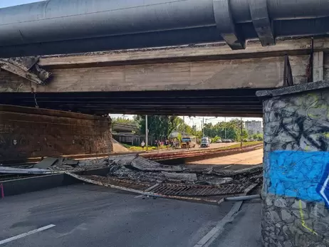 В Киеве обрушился пешеходный мост на улице Жилянской, движение транспорта заблокировано 