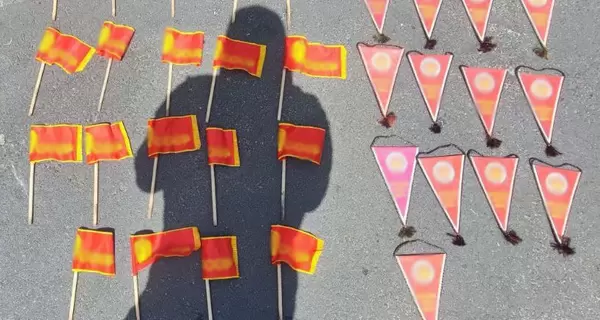 У Києві затримали чоловіка за радянську символіку - розвішував прапори на паркані школи