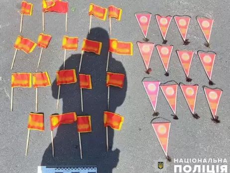 У Києві затримали чоловіка за радянську символіку - розвішував прапори на паркані школи