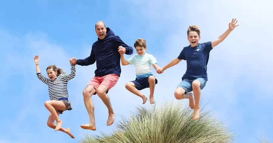 Дети принца Уильяма поздравили его с 42-летием веселым снимком в прыжке