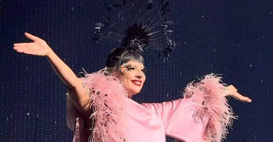 Леди Гага вышла на сцену в Лас-Вегасе в платье украинского бренда SANTA