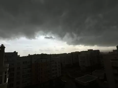 У Львові сильна злива та ураган валили дерева та зривали дахи 