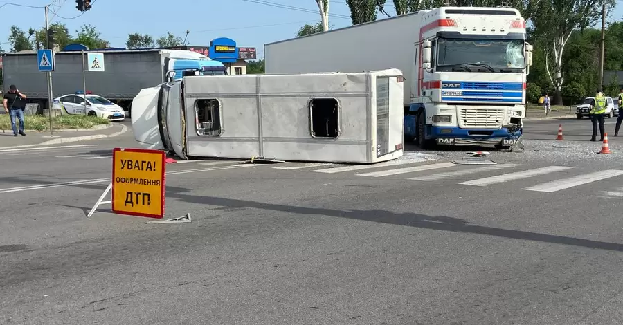 В Кривом Роге столкнулись маршрутка и фура, пострадали 22 человека 