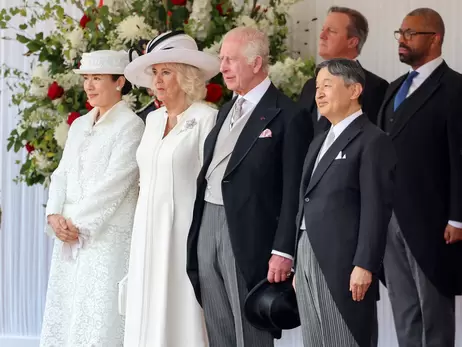 Британська королева Камілла зустрілася з імператрицею Японії - обидві у білих сукнях