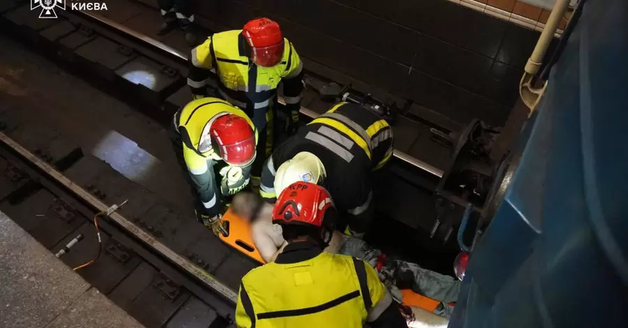 Рятувальники деблокували чоловіка з-під вагона метро у Києві 