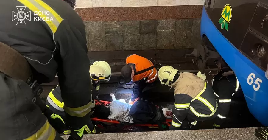 В Киеве на пути метро упала женщина, она погибла 