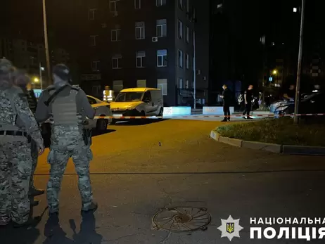 В Киеве мужчина подорвал гранату, 11 автомобилей получили повреждения