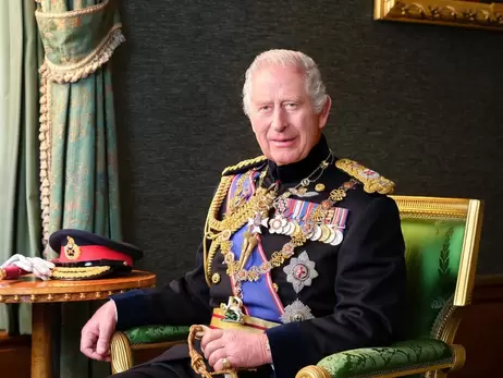Букингемский дворец показал новый портрет короля Чарльза III в мундире