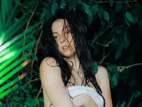 19-річна дочка Полякової позувала для фото оголеною та без макіяжу у воді