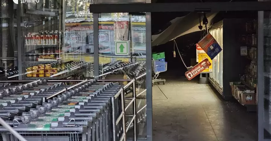 Россия ночью ударила по Днепру, разрушен супермаркет, среди пострадавших подросток