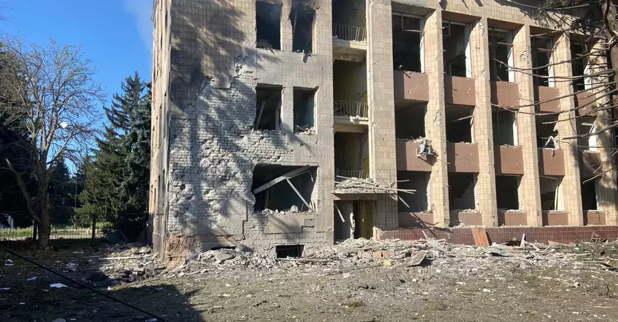 В результате удара по поселковому совету на Харьковщине погиб мужчина