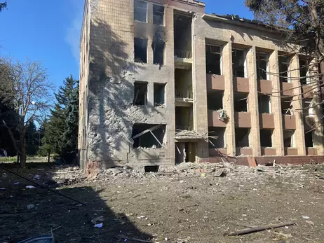 В результате удара по поселковому совету на Харьковщине погиб мужчина