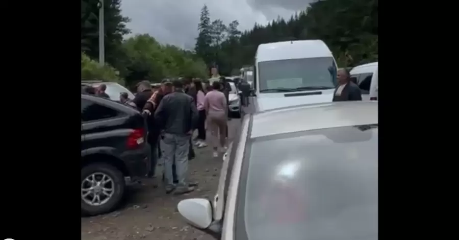В Ворохте местные жители перекрыли дорогу в ТЦК, потому что к ним не едут туристы