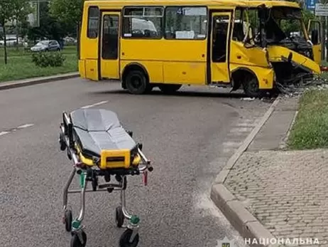 Внаслідок ДТП з маршруткою у Львові легковик перекинувся на дах, дев'ятеро людей травмувалося