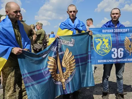 Украинский защитник впервые позвонил родным после плена - омбудсмен показал видео