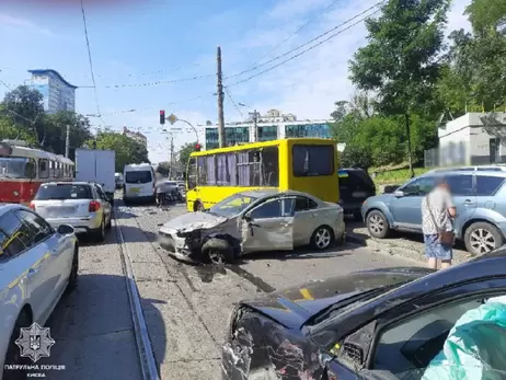 В Киеве трамвай без водителя съехал с горы и повредил около десяти автомобилей, есть пострадавшие