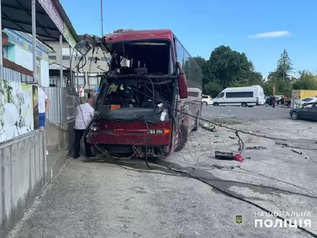 В Хмельницкой области слетел с дороги и въехал в здание туристический автобус с детьми