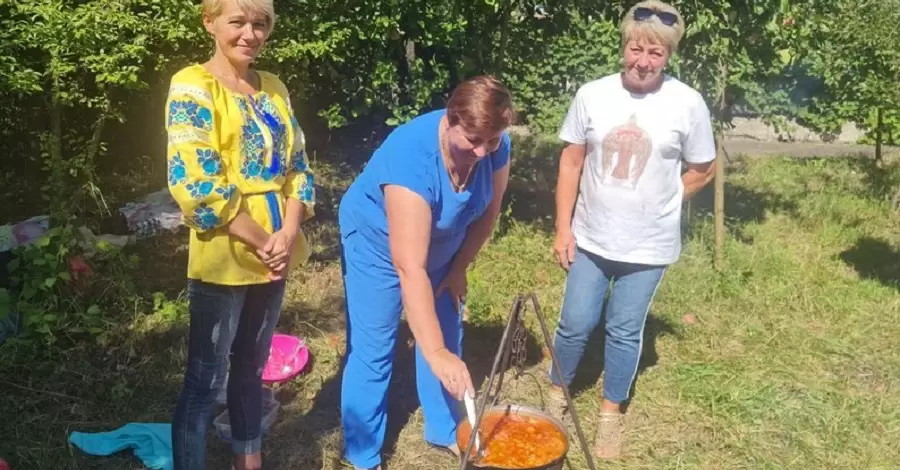 Белый, с тушонкой и копчеными ребрами: в Житомирской области прошел музейный борщ-батл с участием 12 общин