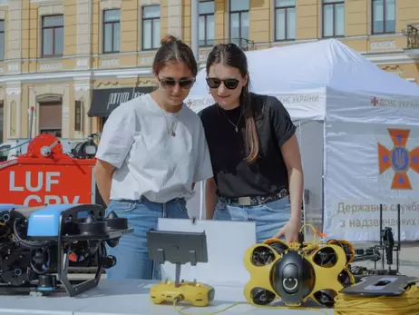 В центре Киева показали украинские беспилотники и боевые роботы 