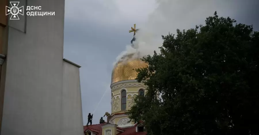 В Одессе молния попала в купол храма, он загорелся