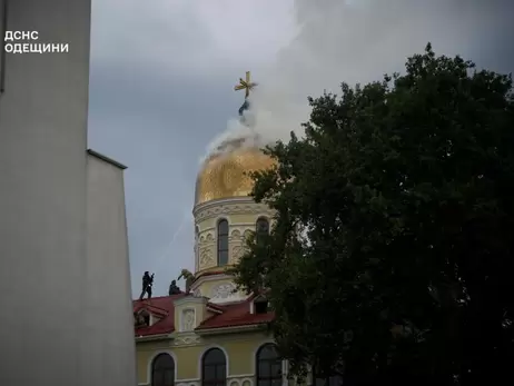 В Одессе молния попала в купол храма, он загорелся