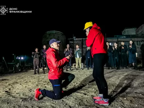 Рятувальник ДСНС зробив пропозицію коханій на вершині гори Піп Іван