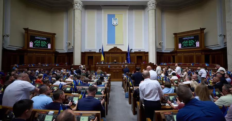 В Верховную Раду поступили заявления об отставке трех министров