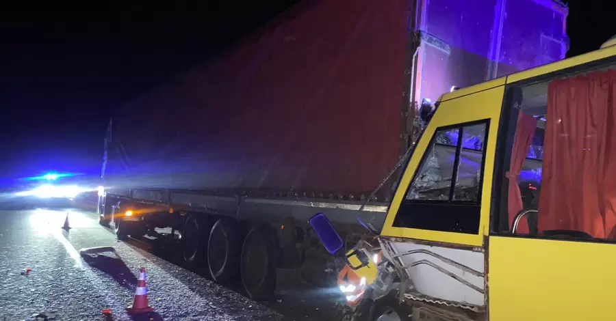 На Львівщині автобус із пасажирами зіткнувся з вантажівкою, є загиблий та травмовані