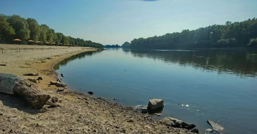 Загрязнение в Десне достигло Киевщины, очищать воду собираются углем