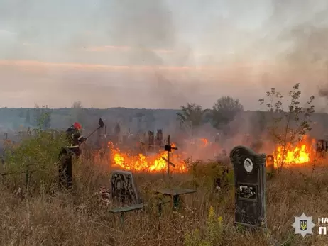 Россияне КАБами разбили кладбище на Харьковщине, началсь пожары