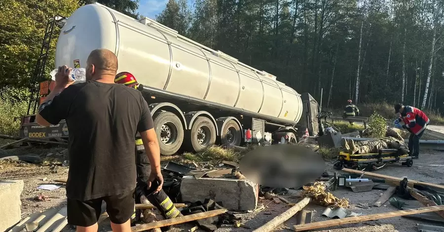 В Ровенской области автоцистерна врезалась в блокпост - погиб полицейский, ранены военный и кинолог