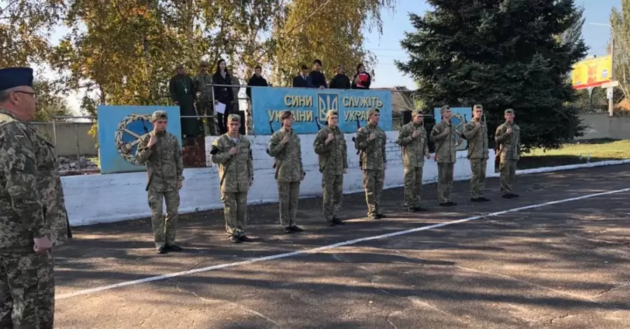 У Міноборони хочуть дозволити 17-річним призовникам ставати на військовий облік онлайн