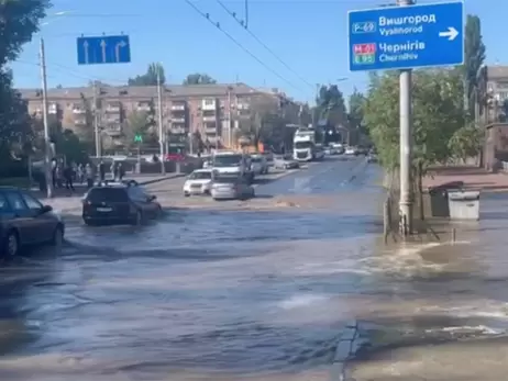 У Києві затопило вулицю біля метро 