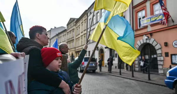 67% поляков считают, что власти должны отправить мужчин-беженцев в Украину