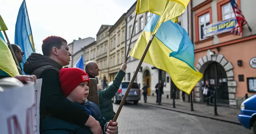 67% поляков считают, что власти должны отправить мужчин-беженцев в Украину