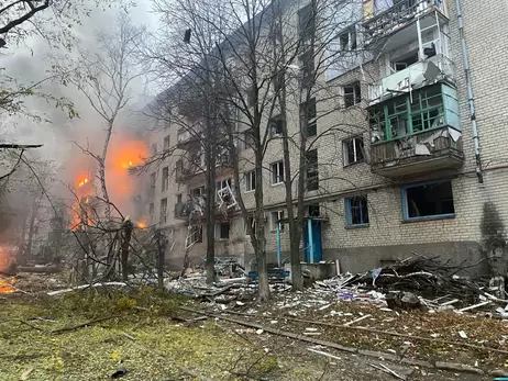 В Донецкой области снаряд попал в пятиэтажку — двое погибших, восемь раненых