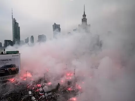 В Варшаве начался Марш независимости - вопреки запрету участники подожгли файеры