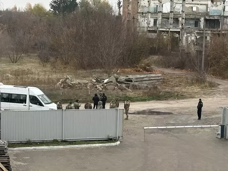 Под Киевом мужчина в военной форме стрелял по людям - Минобороны начало проверку