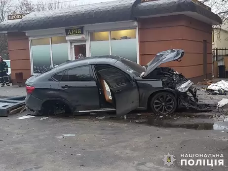 В Хмельницком BMW на скорости влетел в остановку, три человека погибли