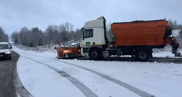 Киевскую область накрыло снегом - на дорогах работают почти сотня коммунальщиков и 75 спецмашин