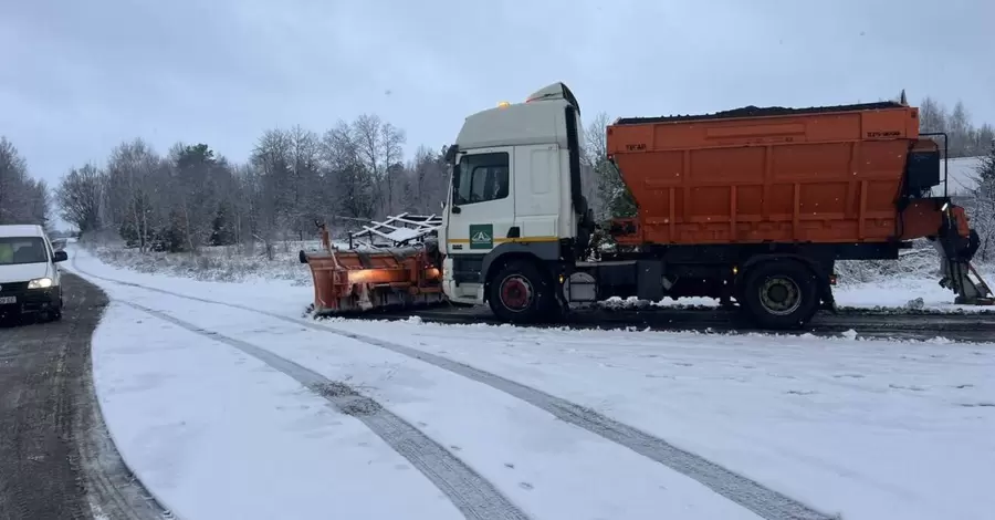 Київську область накрило снігом - на дорогах працюють майже сотня комунальників та 75 спецмашин