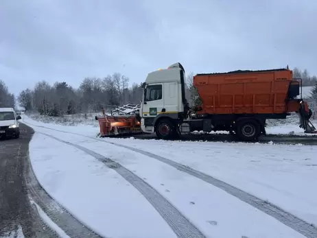 Київську область накрило снігом - на дорогах працюють майже сотня комунальників та 75 спецмашин