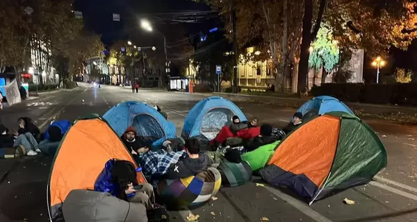 У центрі Тбілісі протестувальники встановили намети