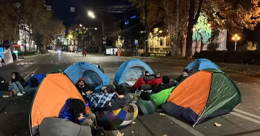 В центре Тбилиси протестующие установили палатки