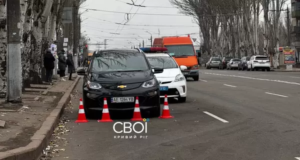 В Кривом Роге мужчина 15 часов сидит в авто с мамой, протестуя против 