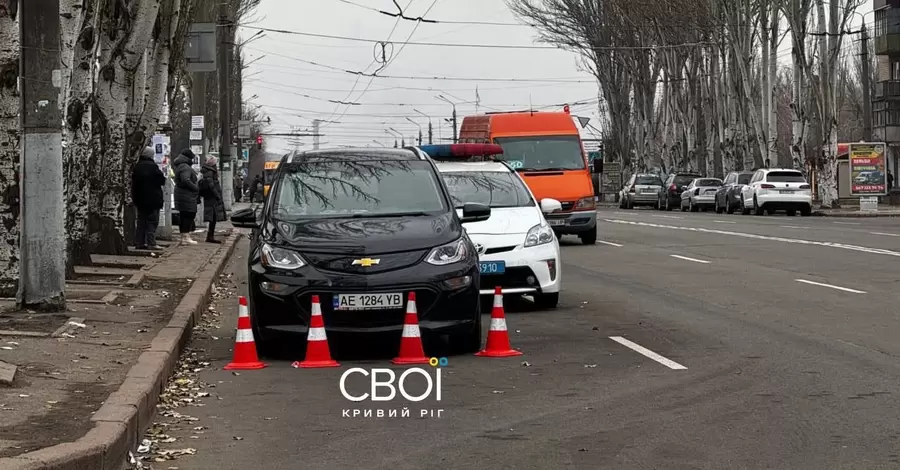 У Кривому Розі чоловік 15 годин сидить в авто з мамою, протестуючи проти 