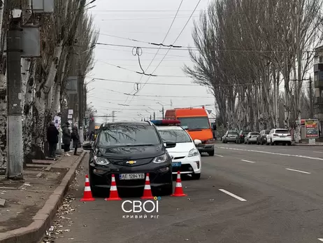 В Кривом Роге мужчина 15 часов сидит в авто с мамой, протестуя против 