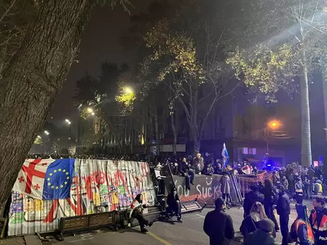 Протестувальники в Грузії закидали силовиків петардами, а поліція розганяла їх сльозогінним газом