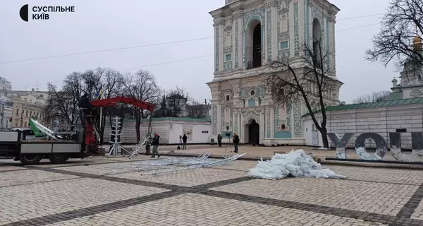 На Софийской площади устанавливают 15-метровую главную елку страны